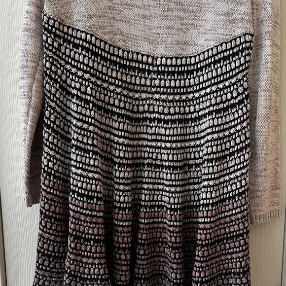 The Pyramid Collection Black and Gray Cardigan - Picture 9 of 9